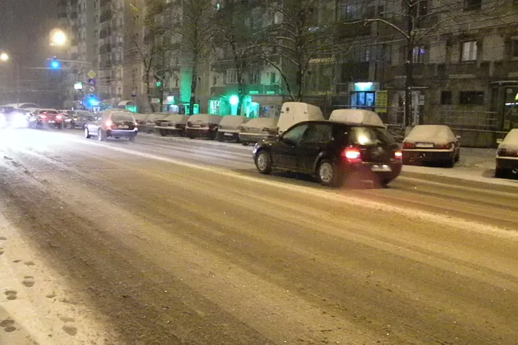 A nins la Cluj! Drumurile au fost acoperite de 2 centimetri de zapada