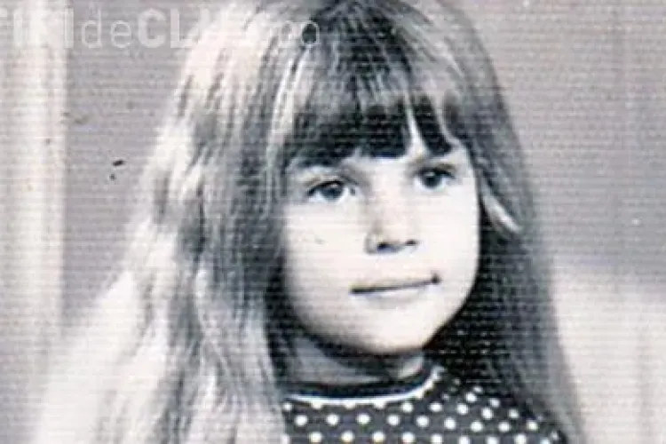 Cum arata Elena Udrea in copilarie! Cea mai renumita femeie din politica a implinit 38 de ani FOTO