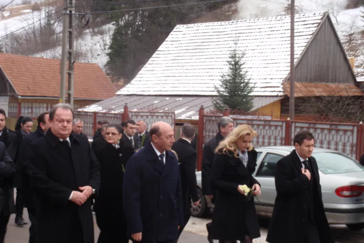 Basescu, Udrea, Blaga si Anastase au asistat la sluba de inmormantare de la Rachitele FOTO