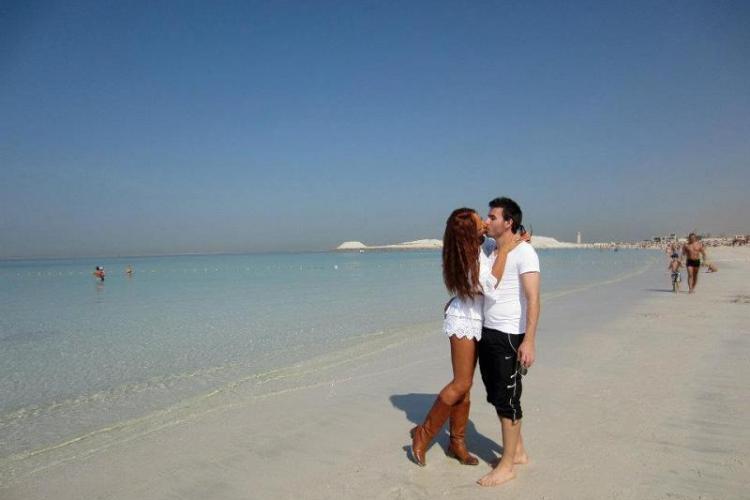Bianca Dragusanu a mers pe plaja din Dubai in cizme! Printii arabi au cazut pe spate