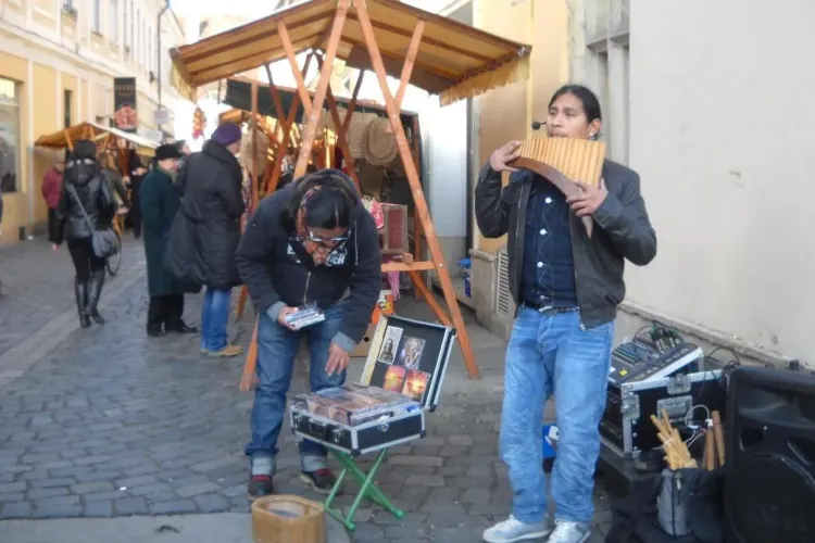 Ecuadorienii care canta pe strada Matei Corvin ii deranjeaza pe clujeni
