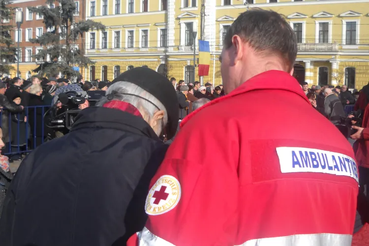 Un batran a lesinat in Piata Avram Iancu, la slujba de Boboteaza. Ambulanta a venit abia dupa 15 minute VIDEO