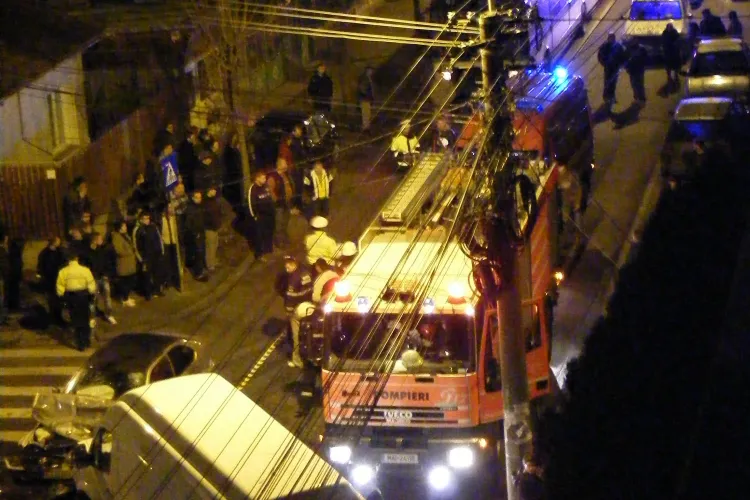 Accident pe strada Dunarii! Un BMW a fost serios "sifonat" de o duba FOTO