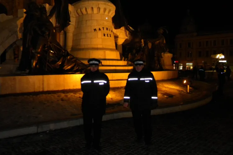 Politia locala pazeste statuia lui Matei Corvin FOTO