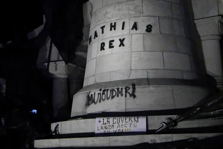 Suporterii U Cluj au scris "M..e UDMR" pe statuia lui Matei Corvin EXCLUSIV