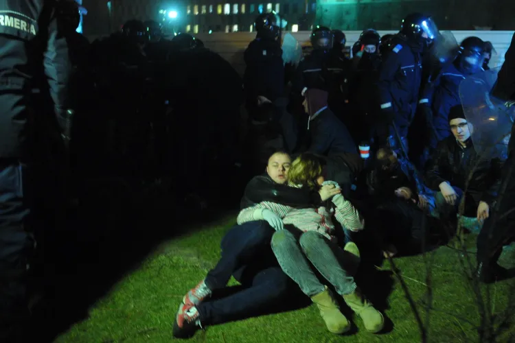 Iubire in timpul bataliei dintre huligani si jandarmi in Bucuresti FOTO