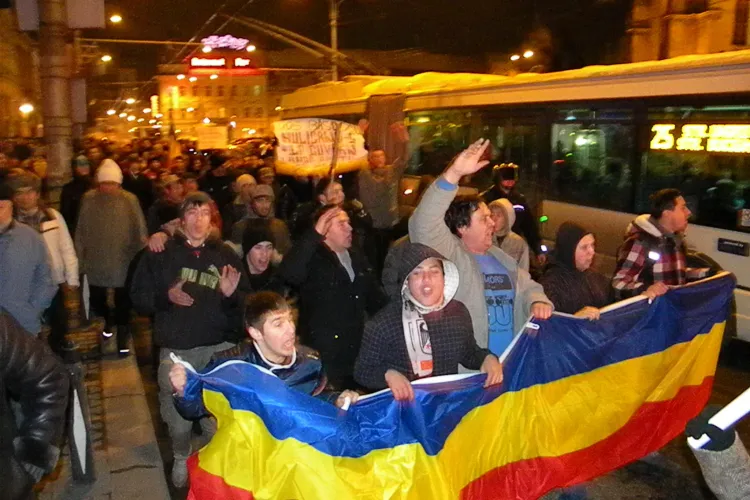Protestul din Piata Unirii s-a incheiat! Scandari puternice impotiva lui Basescu, Boc, PDL si USL VIDEO si FOTO