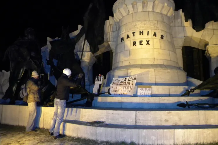 Un ULTRAS U Cluj cu antecedente penale a vandalizat statuia lui Matei Corvin! EXCLUSIV