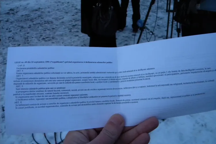 Protestatarii anti Basescu din Piata Unirii au primit hartii de "intimidare" din partea jandarmilor VIDEO