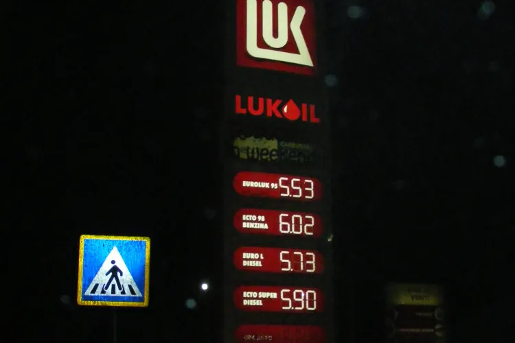 LuKoil face la Cluj reduceri de weekend de tot rasul: Motorina este mai ieftina cu cinci bani FOTO