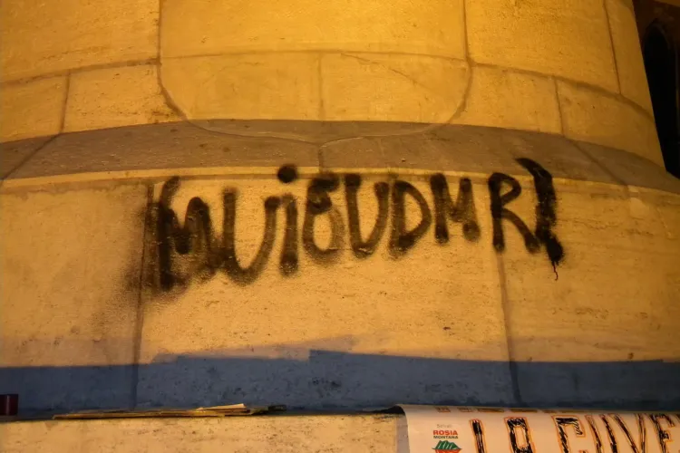 Statuia lui Matei Corvin, vandalizata! "M..e UDMR", scris la finalul protestului din Piata Unirii FOTO si VIDEO
