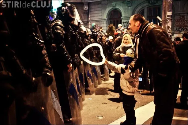 Un copil daruieste o "inima" unui jandarm! Poza zilei pe Facebook DA SI TU LIKE FOTO