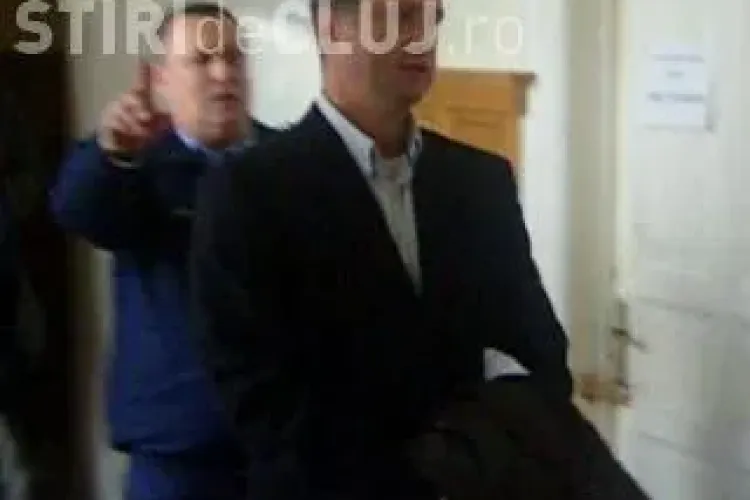 Detinutii il ameninta pe Apostu cu moartea: "Va taiem gatul"