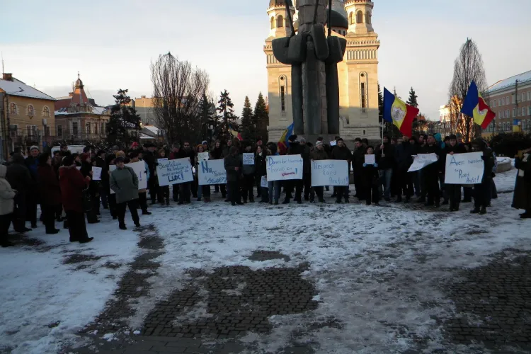 "Mini revolutie" anti Basescu la Cluj: "Traian Basescu, mai rau ca Ceausescu" VIDEO