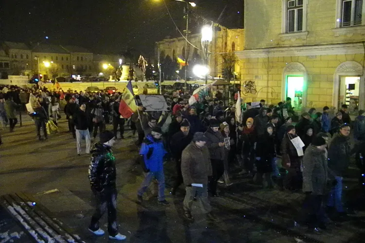 "Basescu Traian, primul huligan!" - 500 de protestatari, in mars pe strazile Clujului FOTO si VIDEO