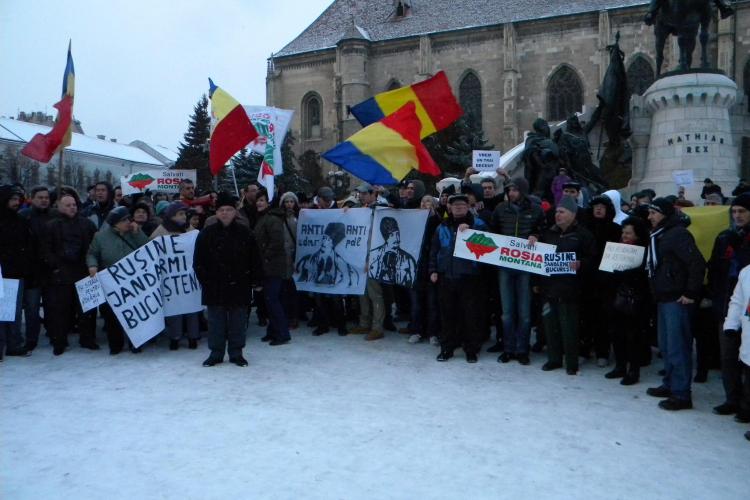 Galeriile U Cluj si CFR Cluj au protestat la ora 17.00 in Piata Unirii si au cerut demisia lui Basescu VIDEO si FOTO