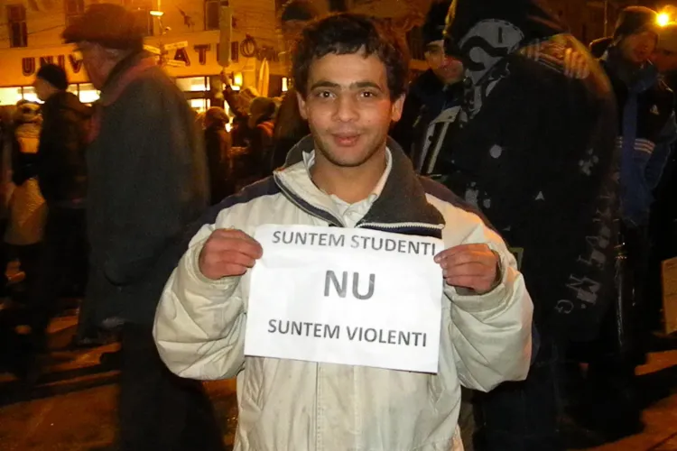 Vezi cele mai "tari" bannere din Piata Unirii: "Suntem studenti, NU suntem violenti" FOTO 