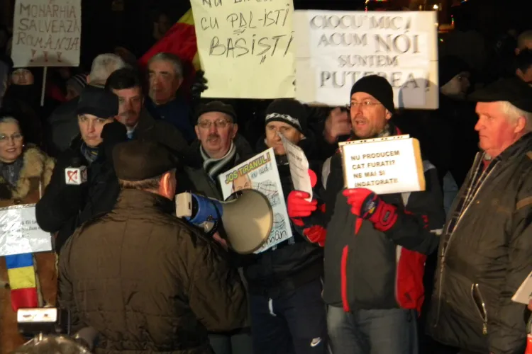 Protest cu spatele la camerele televiziunilor in Piata Unirii FOTO si VIDEO