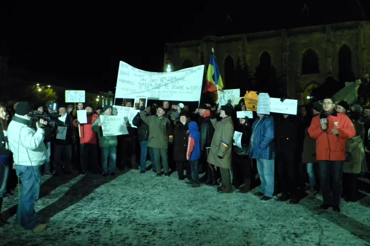 Proteste firave in Piata Unirii! Numai 100 de clujeni protesteaza impotriva lui Basescu VIDEO si FOTO
