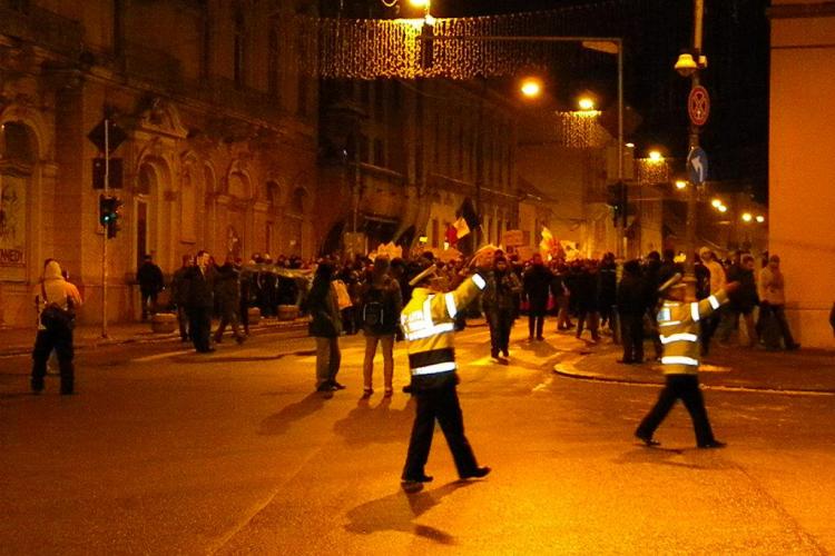 "PDL si USL, aceeasi mizerie!" Protestatarii de la Cluj s-au saturat sa fie manevrati politic VIDEO si FOTO