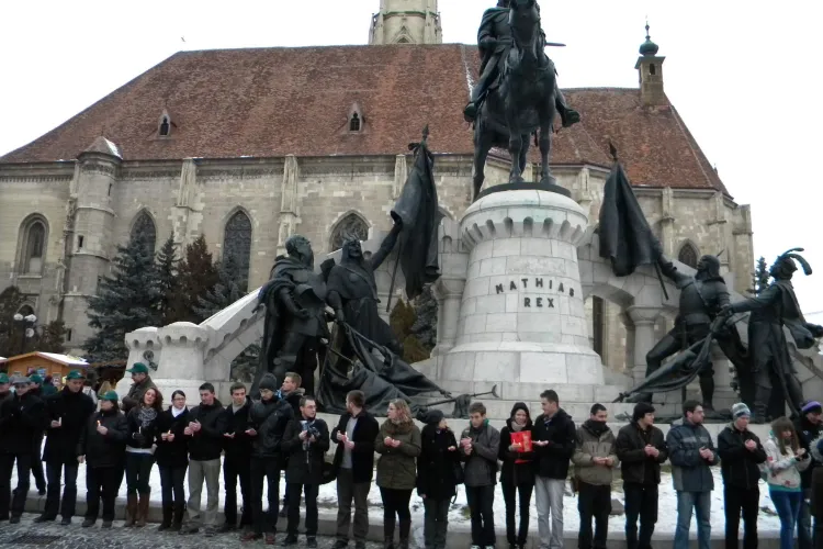 Lant uman in jurul lui Matei Corvin! 150 de maghiari au participat la un flash mob in Piata Unirii VIDEO si FOTO