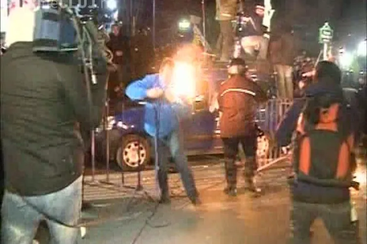 Persoane incendiate in Piata Universitatii din Bucuresti! S-a aruncat cu cocktailuri molotov VIDEO