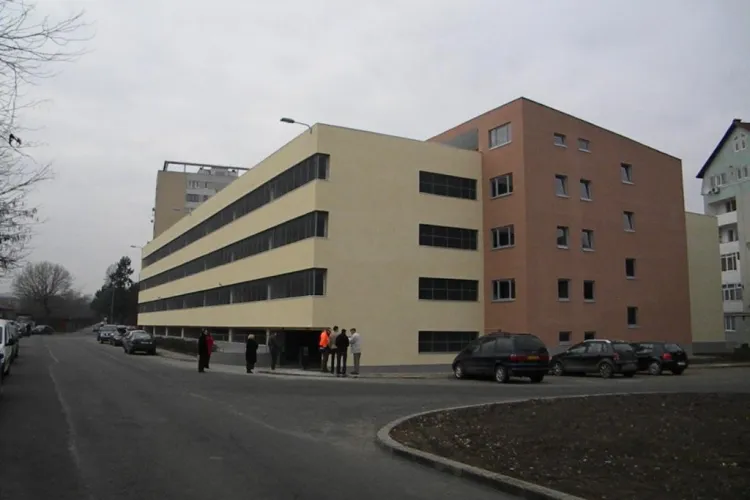 Oprirea masinilor pe strada Liviu Rebreanu si Baisoara, interzisa o data cu darea in folosinta a parkingului Baisoara