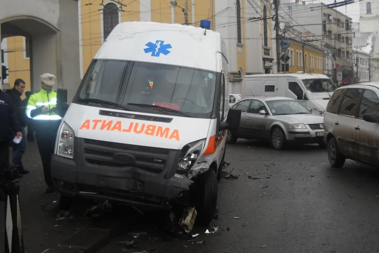 Accidentul de la Melody, in care a fost implicata o ambulanta, surprins de camerele de supraveghere VIDEO