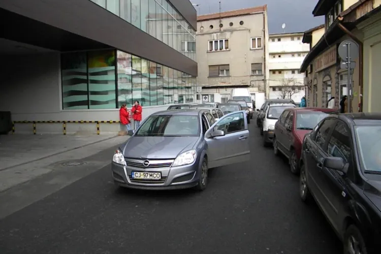 Parcarea din spatele magazinului Central blocheaza traficul! Soferii au stat 20 de minute in strada ca sa iasa doua masini din subteran VIDEO si FOTO