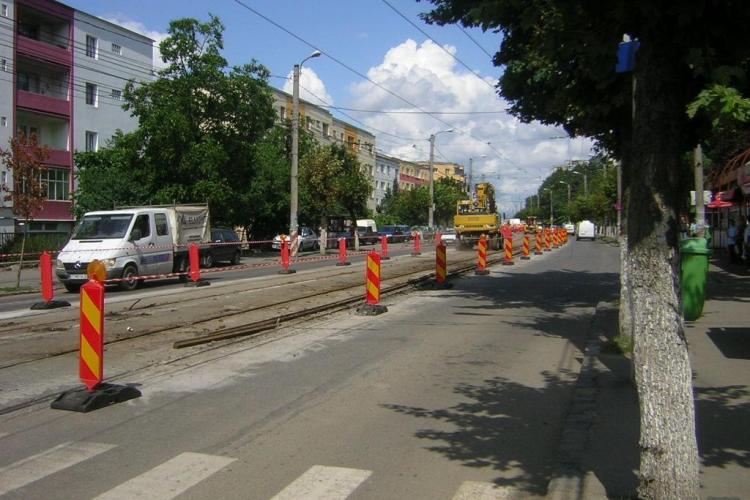 Linia de tramvai, pe strada Primaverii, intra in reparatii pentru ca asfaltul provizoriu a cedat