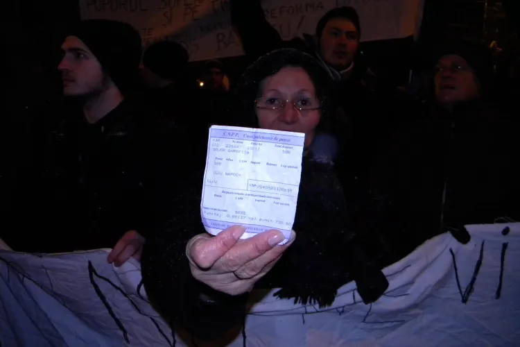 O clujeanca de 58 de ani protesteaza de patru zile in Piata Unirii: Nu pot sa astept sa mor de foame" FOTO