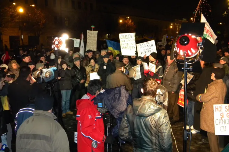 Derapaje la protestul din Piata Unirii: "Jos miticii!" VIDEO