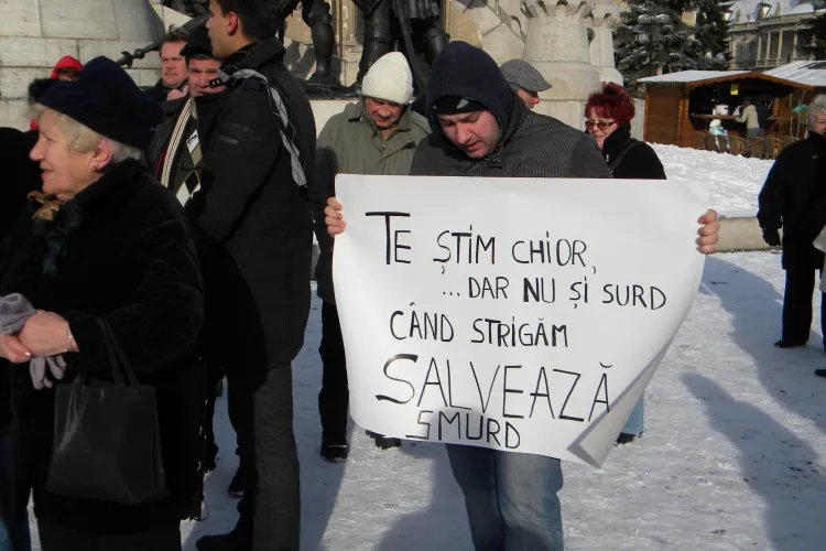 Protestul anti Basescu de la ora 12.00, din Piata Unirii, a adunat multi membri PSD si PNL Cluj VIDEO si FOTO