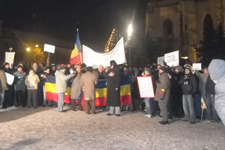 Protestele continua la Cluj. "Nu stati pe balcoane, ca muriti de foame" FOTO si VIDEO