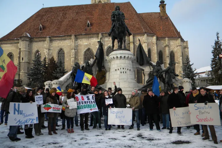 Protest pro Raed Arafat, in Piata Unirii! Circa 100 de clujeni l-au sustinut pe fondatorul SMURD VIDEO si FOTO
