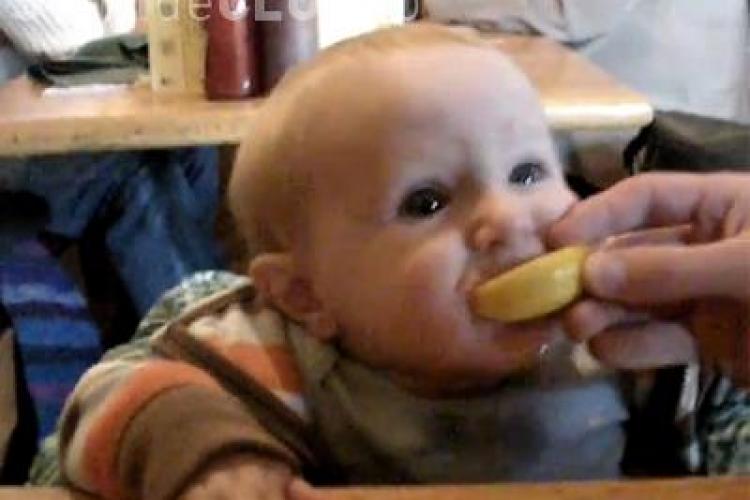 VIDEO AMUZANT: Asa reactioneaza un copil cand gusta prima data o lamaie 