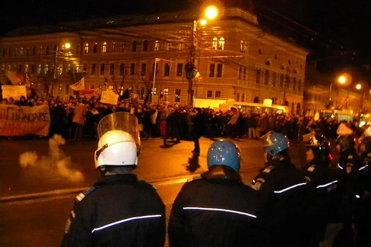 Petarde aruncate de suporterii U Cluj in fata Prefecturii! Cei 1.000 de manifestanti au marsaluit prin oras VIDEO si FOTO