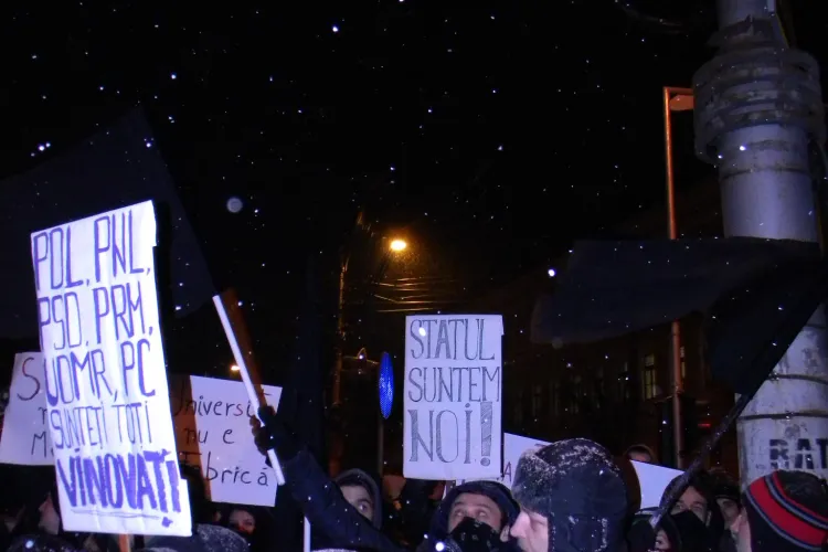 Anarhistii au fluturat steaguri funerare la protestul de la Cluj FOTO