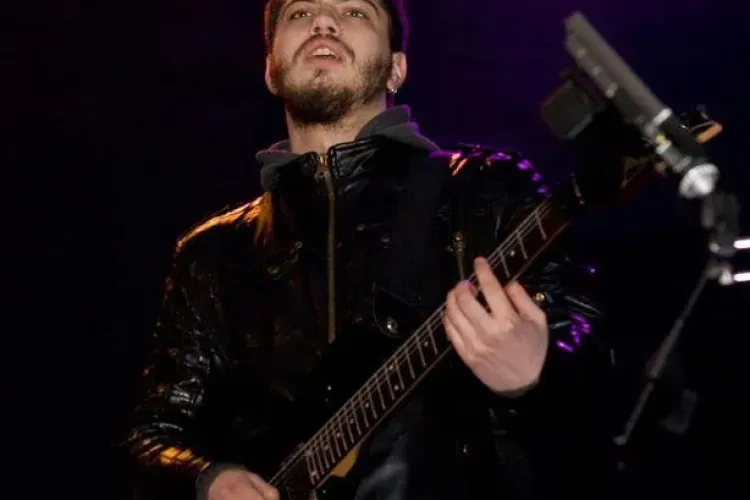 Valentin Musat, componentul trupei Hara, arestat de jandarmi in timpul protestelor din Bucuresti