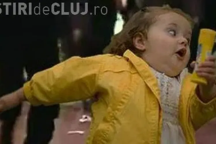 O fetita fuge de jandarmi. Vezi o fotografie care te va amuza teribil