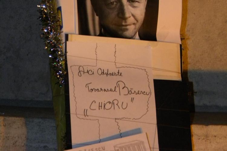 Basescu, ingropat la Cluj-Napoca! Poza presedintelui si o lumanare aprinsa in Piata Unirii de protestatari VIDEO si FOTO