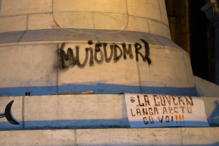 Ungurii fac lant uman in jurul statuii lui Matei Corvin