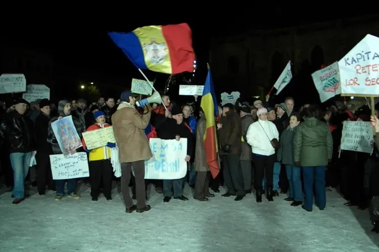 Sute de oameni in Piata Unirii din Cluj-Napoca protesteaza impotriva lui Traian Basescu. Nu lipseste Opozitia VEZI VIDEO