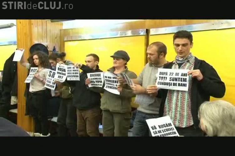 Protestatarii din Piata Unirii au luat cu asalt Consiliul Local si l-au chemat pe Radu Moisin la manifestatie VIDEO
