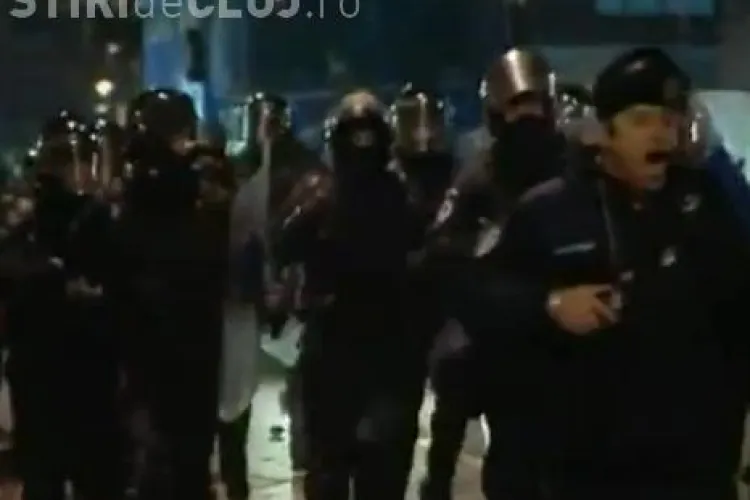 VIDEO AMUZANT! Un jandarm urla ca un nebun pentru a-i speria pe protestatari