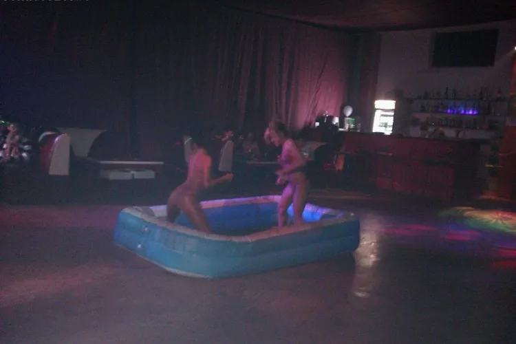 Un bar din Gherla ofera senzatii tari: batai in ciocolata intre tinere sexy VIDEO