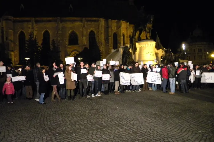 Protest in Piata Unirii!  Clujenii au venit sa il sustina pe Raed Arafat  VIDEO si FOTO