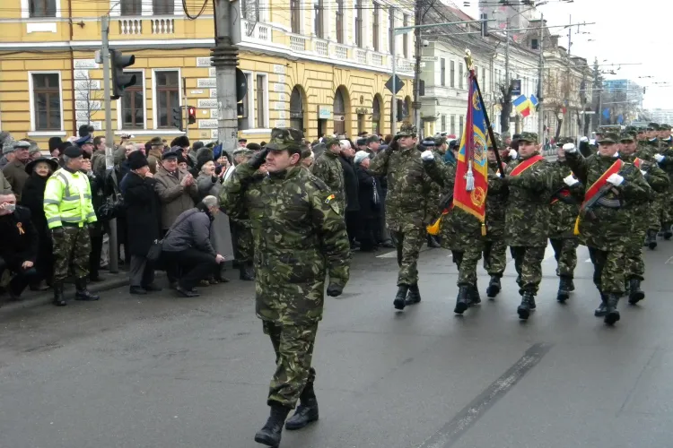 Unirea Principatelor, sarbatorita la Cluj! Putini oameni au aplaudat defilarea armatei VIDEO si FOTO