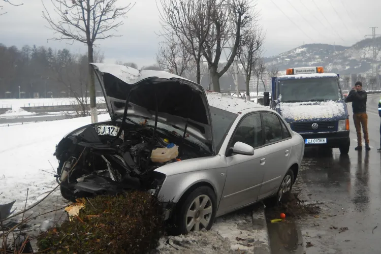 Accident pe 1 Decembrie 1918! Un sofer a intrat intr-un pom FOTO si VIDEO