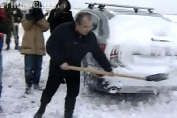 Boc a pus mana pe lopata la deszapezire pe A1: Am antrenament din tinerete VEZI FOTO